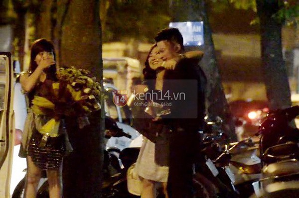 Hương Tr&agrave;m t&igrave;nh tứ với bạn trai mới giữa đường phố 3
